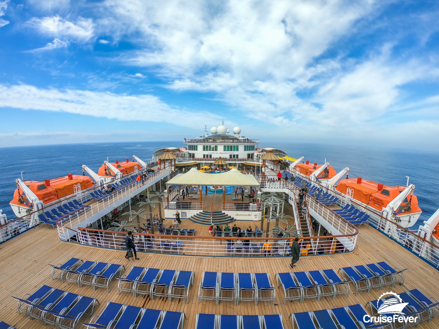 10 cosas que se supone que no debes usar en un crucero Carnival Imagination en el mar mostrando tumbonas en la terraza