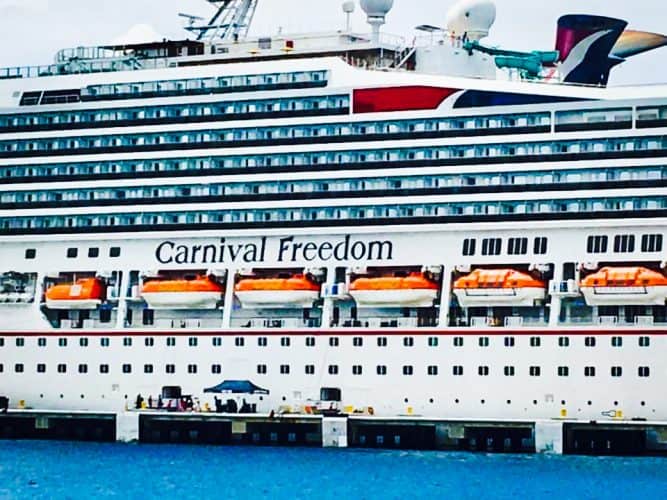 Lado de babor de Carnival Freedom