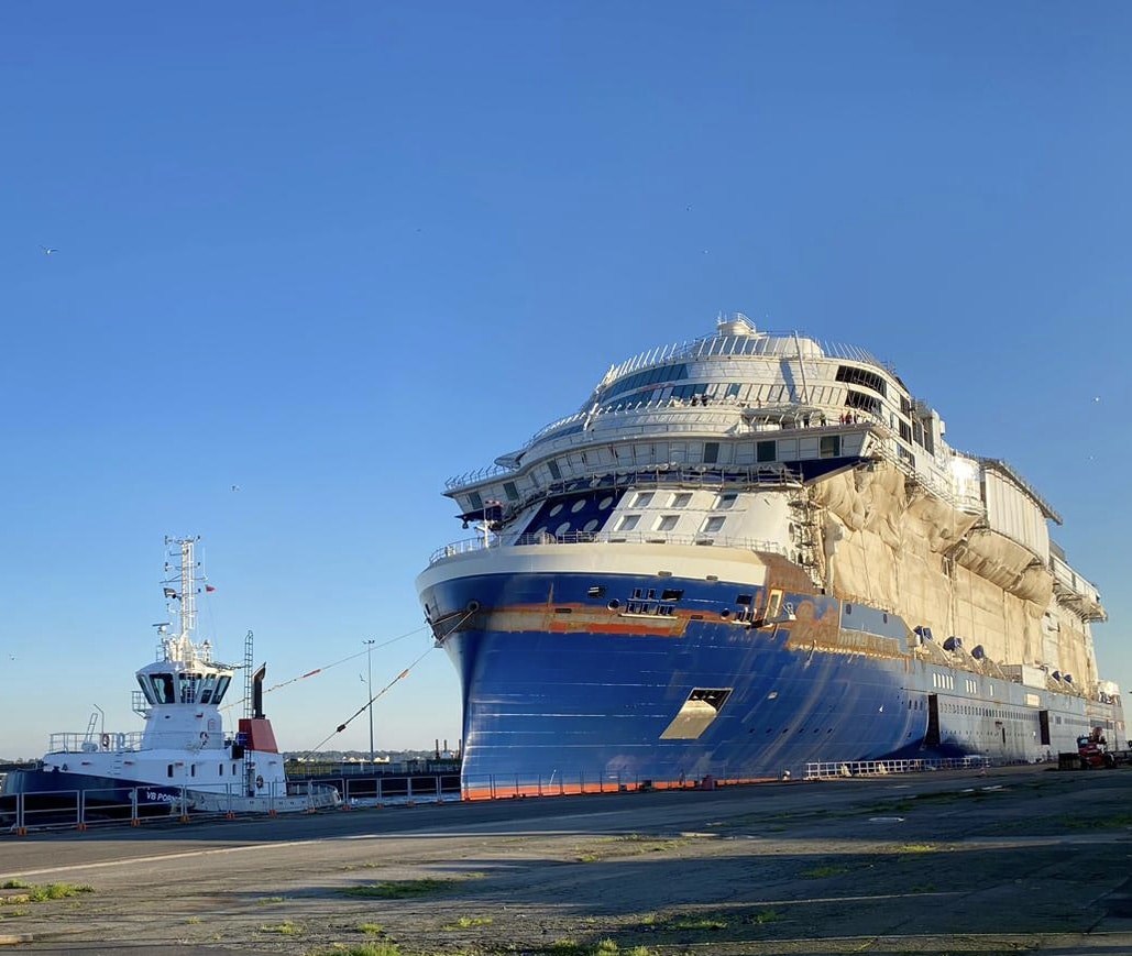 Celebrity Ascent completa flotar