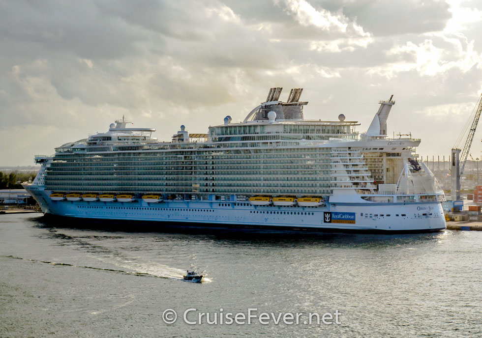 cubierta de la piscina del barco de Royal Caribbean clase oasis de Harmony of the Seas