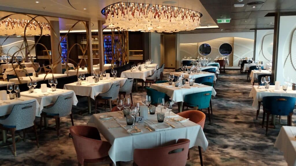 Esfuerzo de cristal vs. World Navigator: ¿Cuáles son las diferencias? Crystal Endeavour vs. World Navigator: ¿Cuáles son las diferencias? | 8