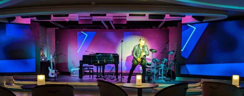 Esfuerzo de cristal vs. World Navigator: ¿Cuáles son las diferencias? Crystal Cove a bordo de Crystal Endeavour