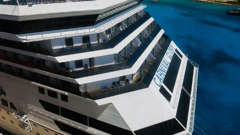 Carnival Glory a popa