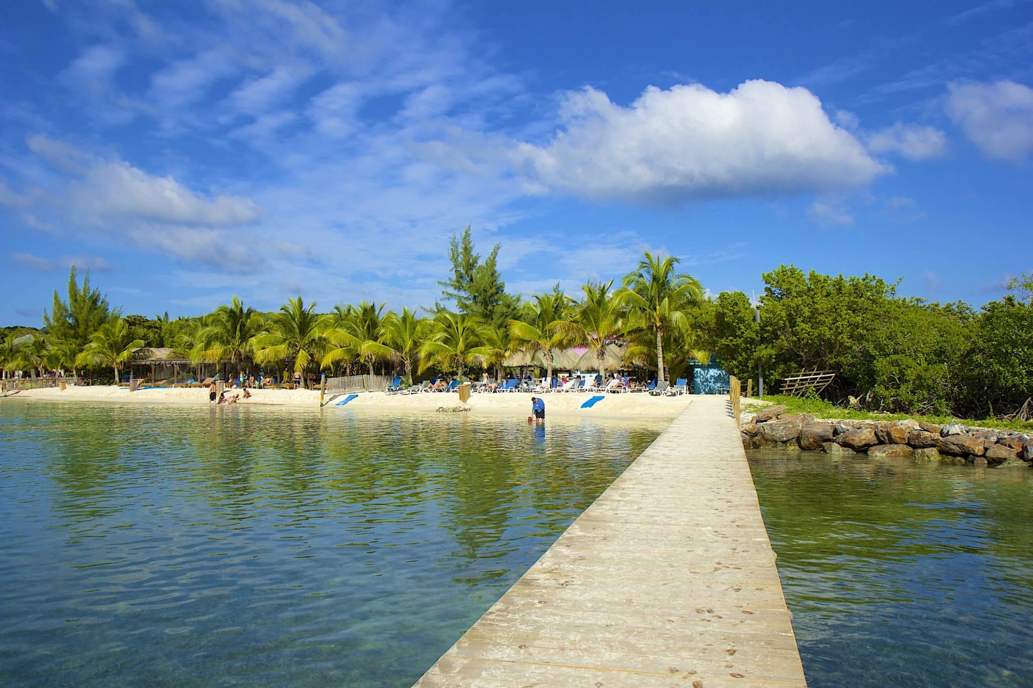 Guía definitiva del puerto de cruceros de Mahogany Bay en Roatán, Honduras playa de caoba cerca del puerto de cruceros, que muestra el muelle para bucear