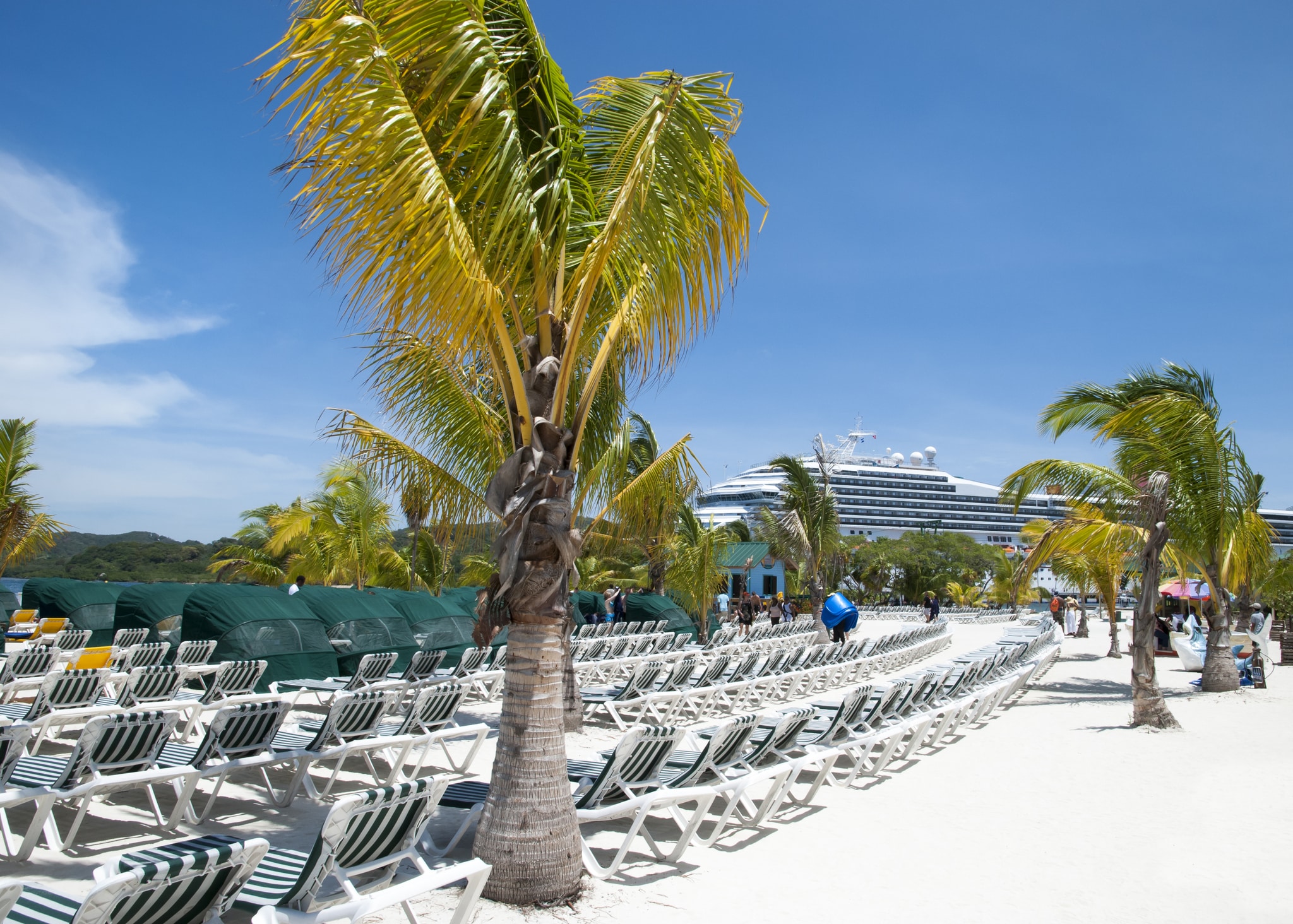 Guía definitiva del puerto de cruceros de Mahogany Bay en Roatán, Honduras Tumbonas y conchas de almejas en Mahogany Beach