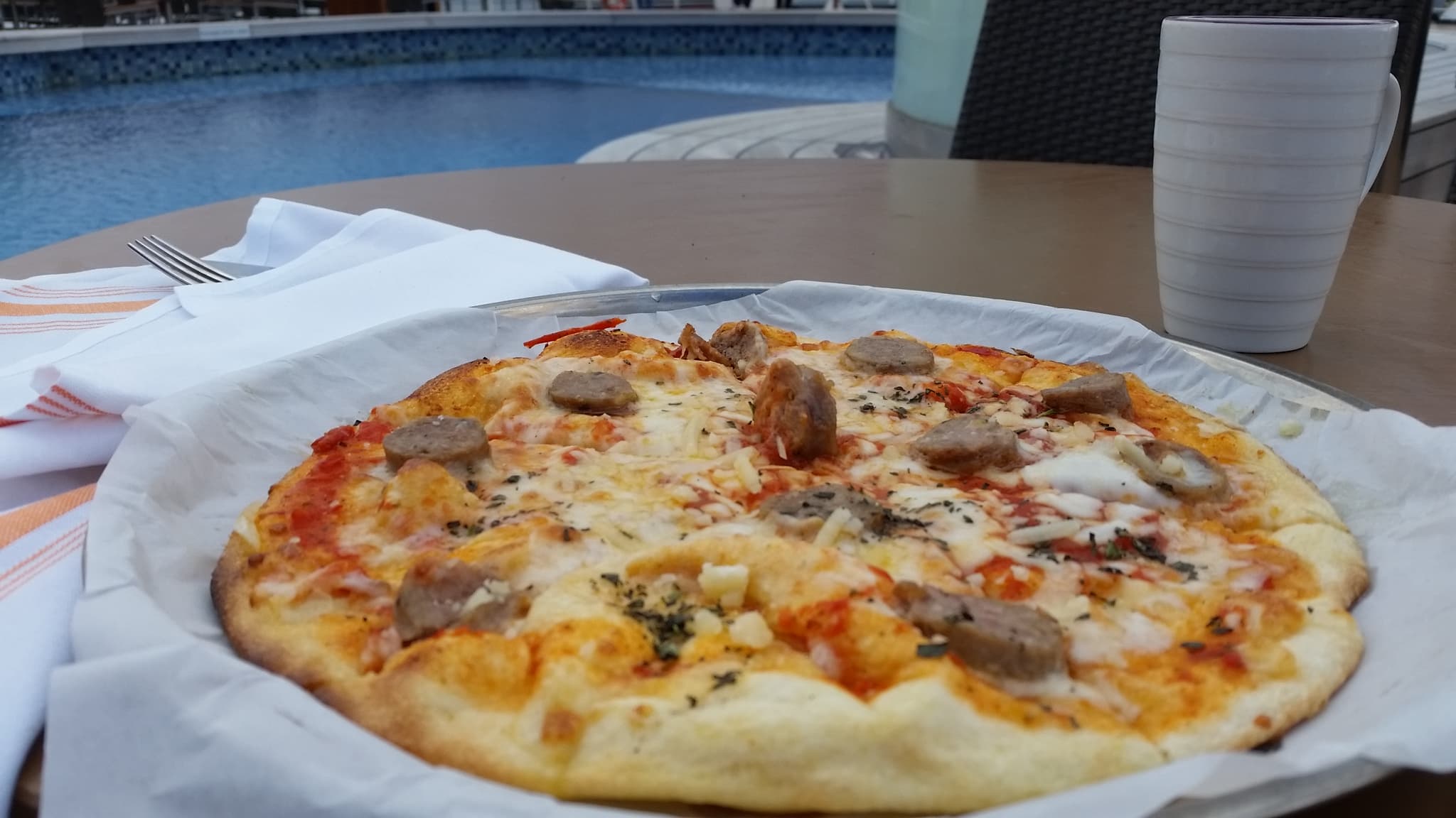 Pizza en un plato en Eurodam Holland America