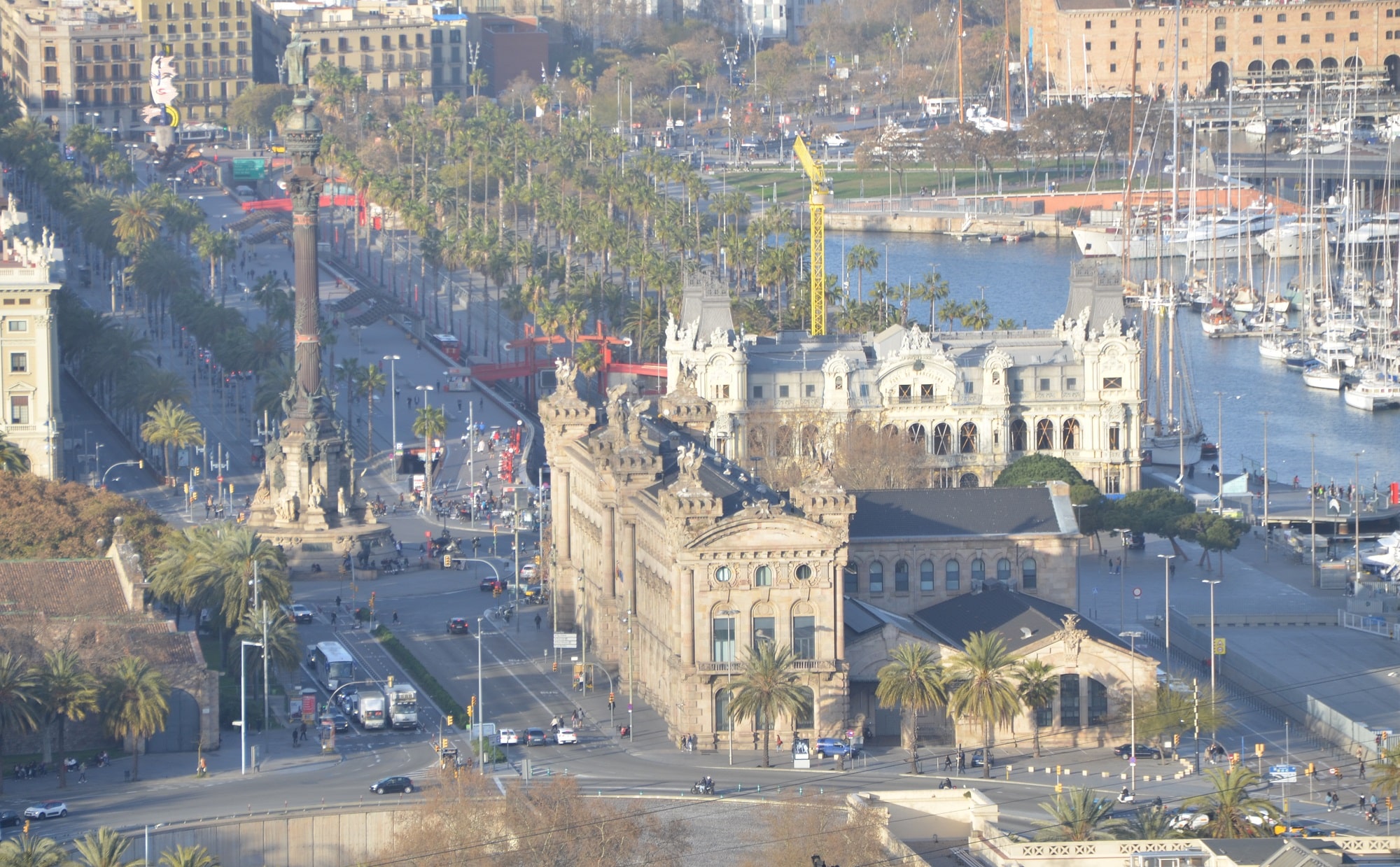 Los 10 principales puertos de cruceros del Mediterráneo que son visitas obligadas barcelona españa con la estatua de colón