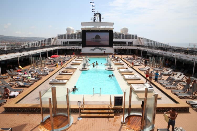 Piscina principal en MSC Grandiosa