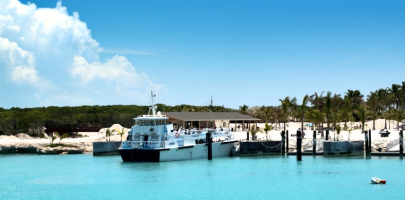 Barco auxiliar entre la isla y el barco