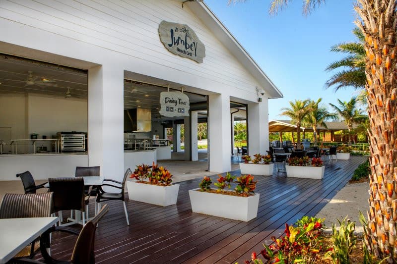 Parrilla gigante en la playa