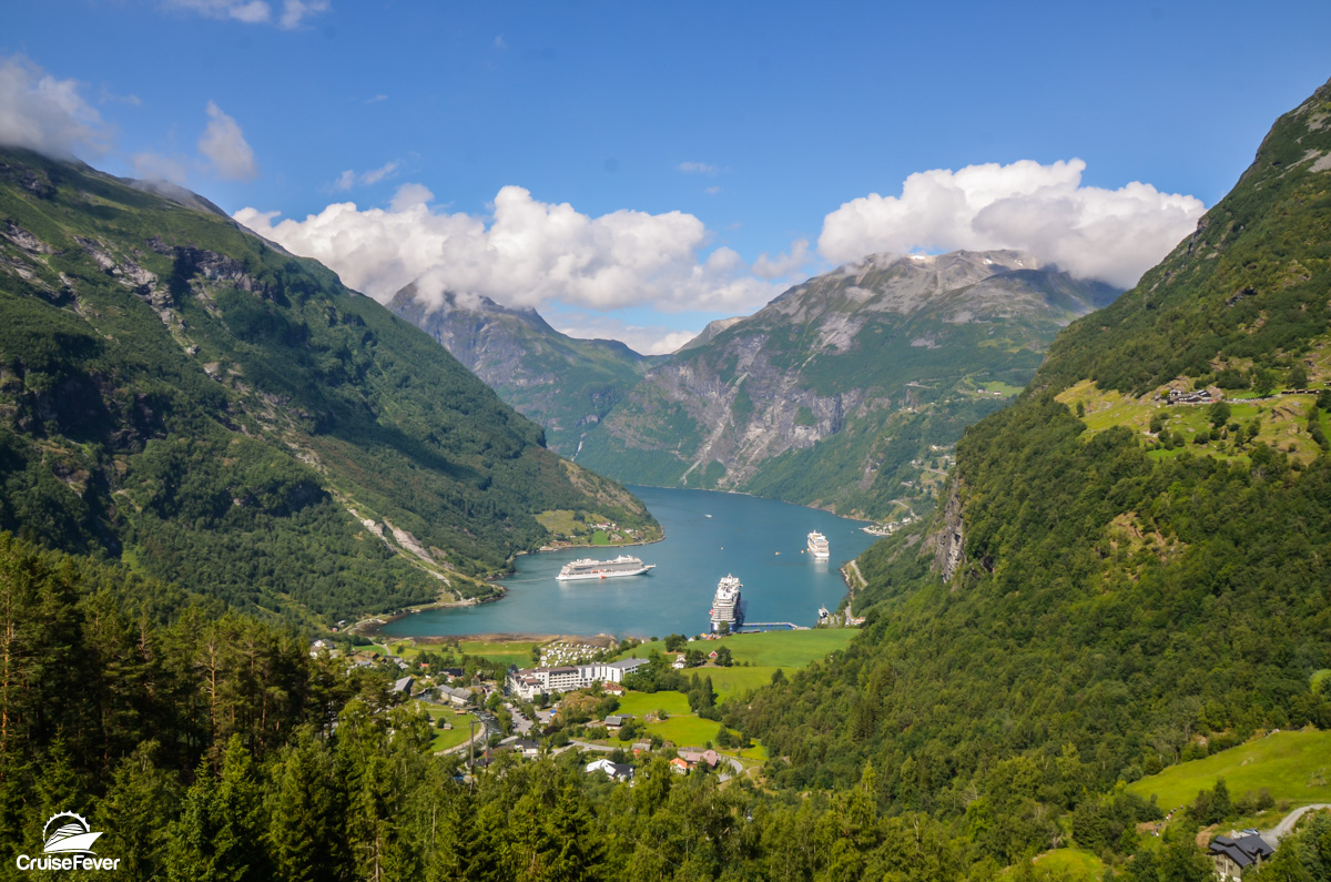 fiordos de geiranger noruega con cruceros en el puerto