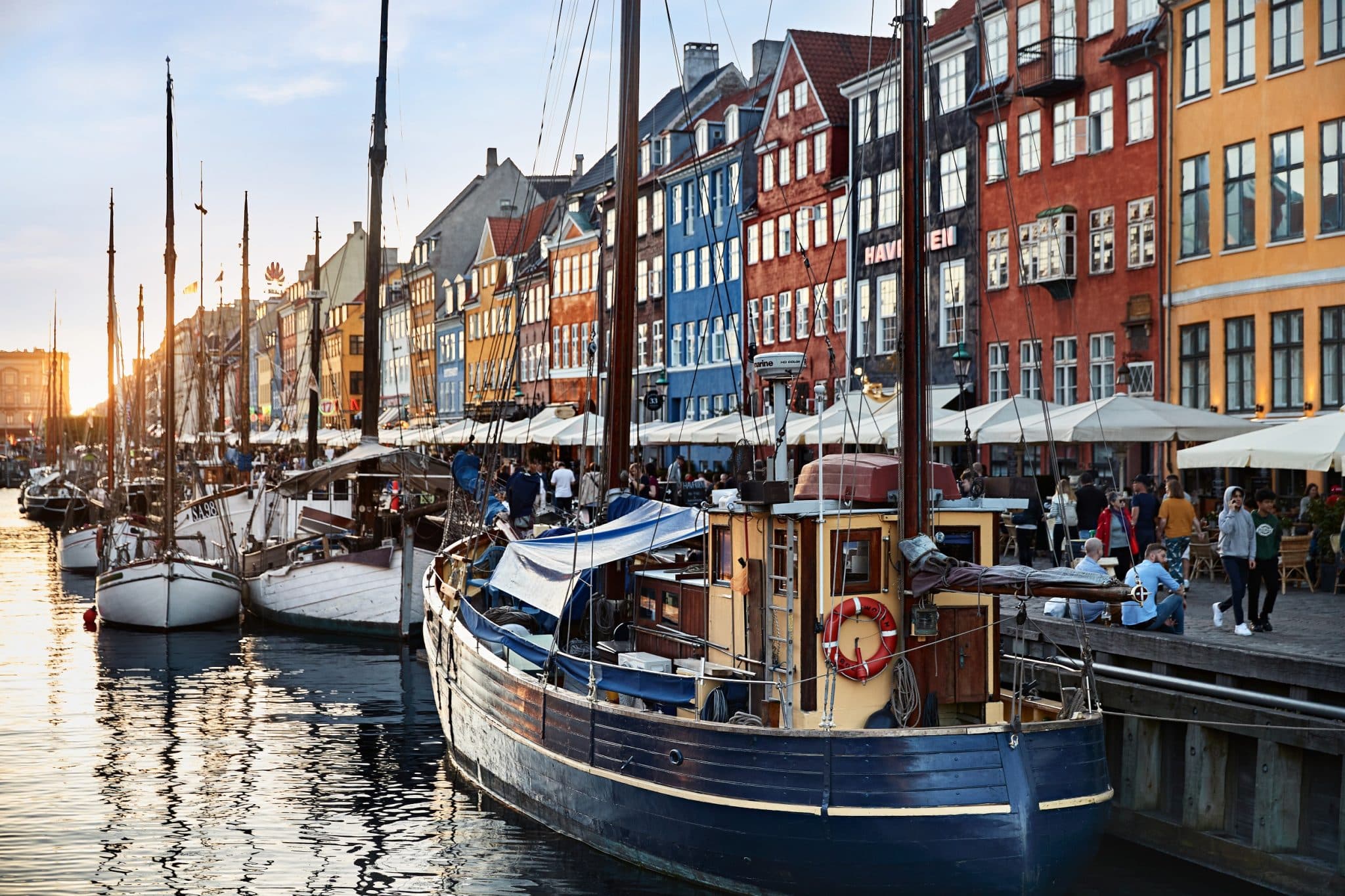 Un crucero báltico en verano que muestra casas de copenhague a lo largo del puerto