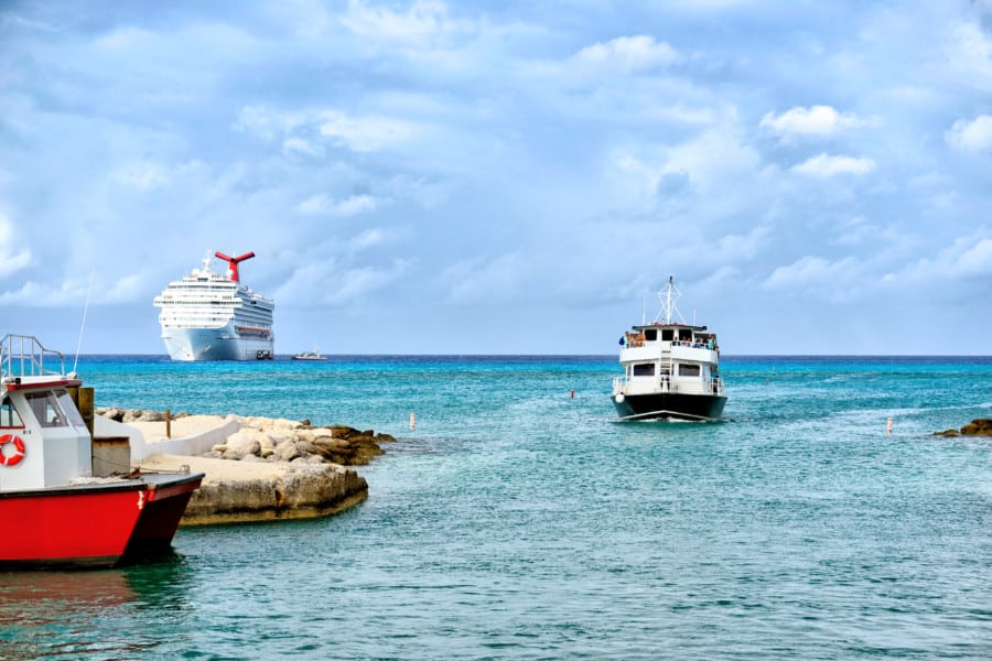 Barco auxiliar entre Carnival Cruise Ship y Half Moon Cay