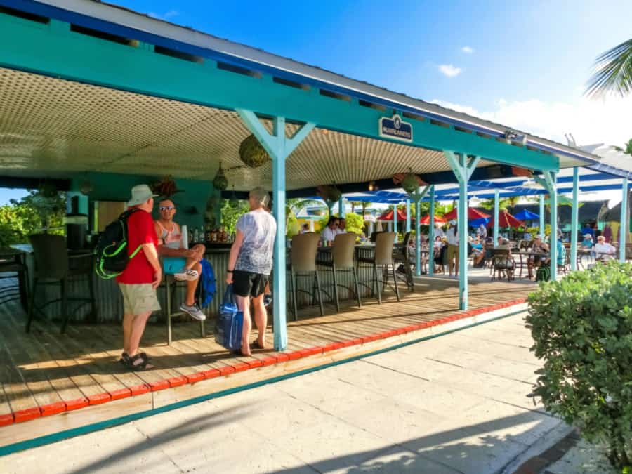 Rumrunners bate en Half Moon Cay