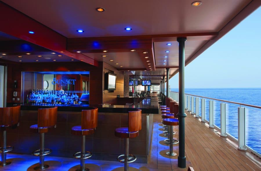 Bar al atardecer en Norwegian Getaway