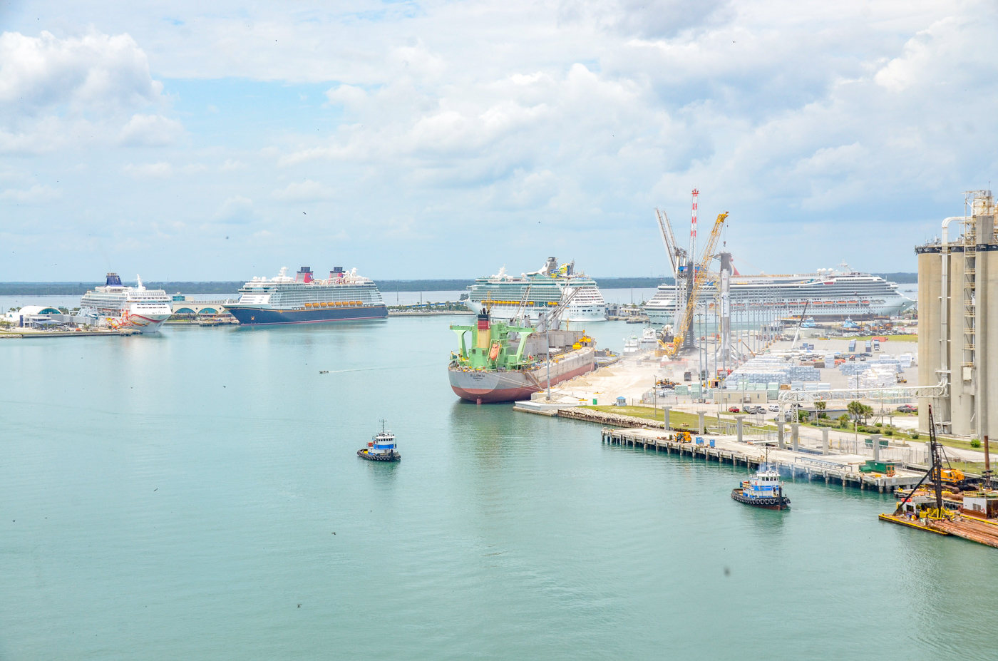 barcos atracados puerto cañaveral florida
