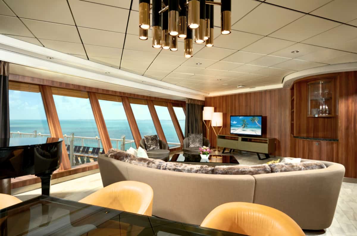 Sala de estar de la villa The Haven Garden del Norwegian Dawn