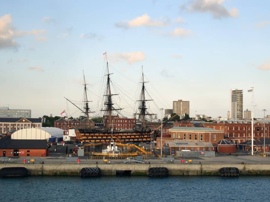 HMS Victory en el histórico astillero naval de Portsmouth, visto desde el agua