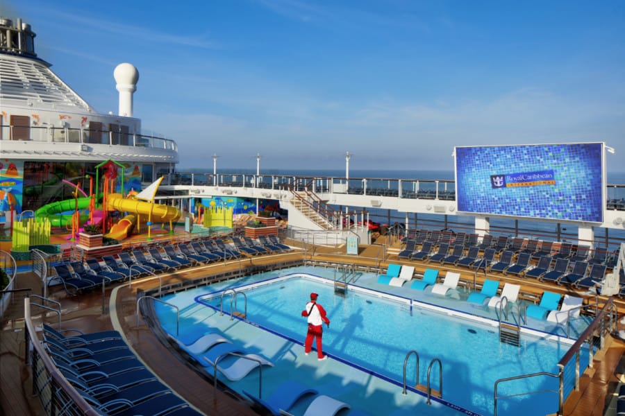 Spectrum of the Seas Cubierta abierta y piscina