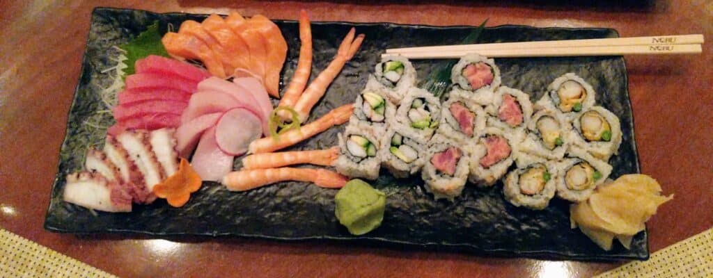Un plato colorido en Umi Uma and Sushi Bar