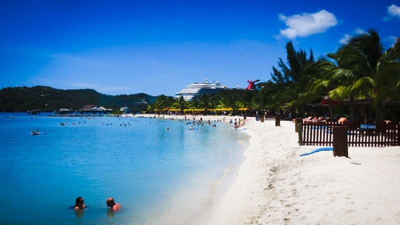 Playa de la bahía de caoba