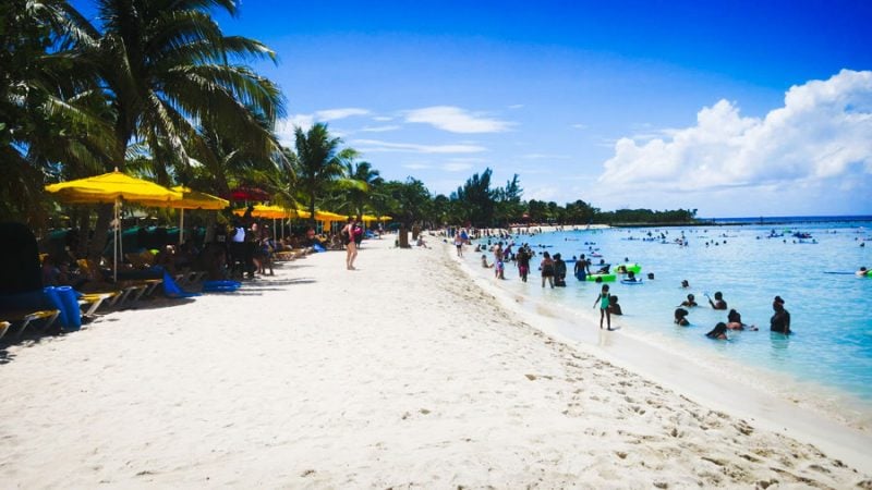 Playa de la bahía de caoba
