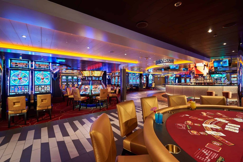 Cinco cosas que no sabías que podías hacer en un crucero Bar del casino Carnival Horizon