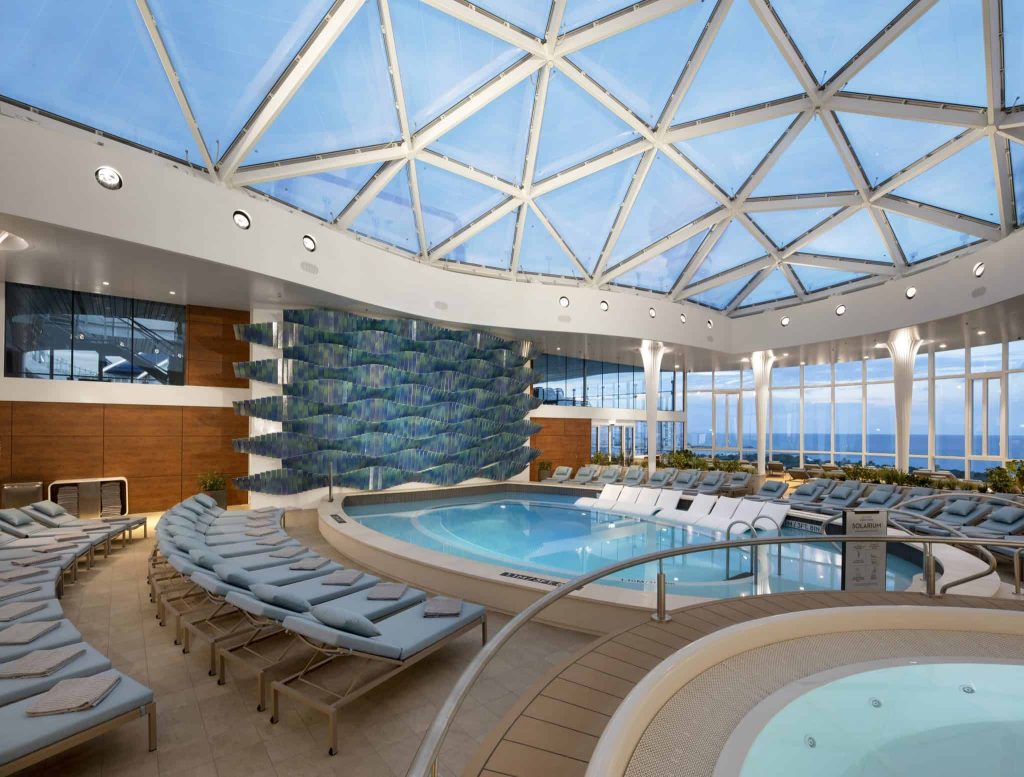 8 de los mejores cruceros con casino del mundo revelados | Solárium a bordo del Celebrity EDGE