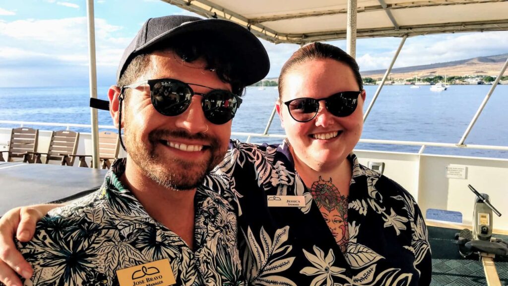 El gerente del hotel José y la camarera Jessica