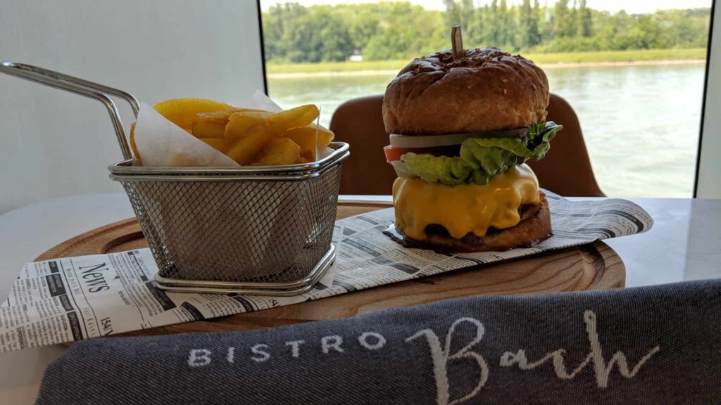 La hamburguesa con queso en el Bistro Bach de Crystal River Cruises
