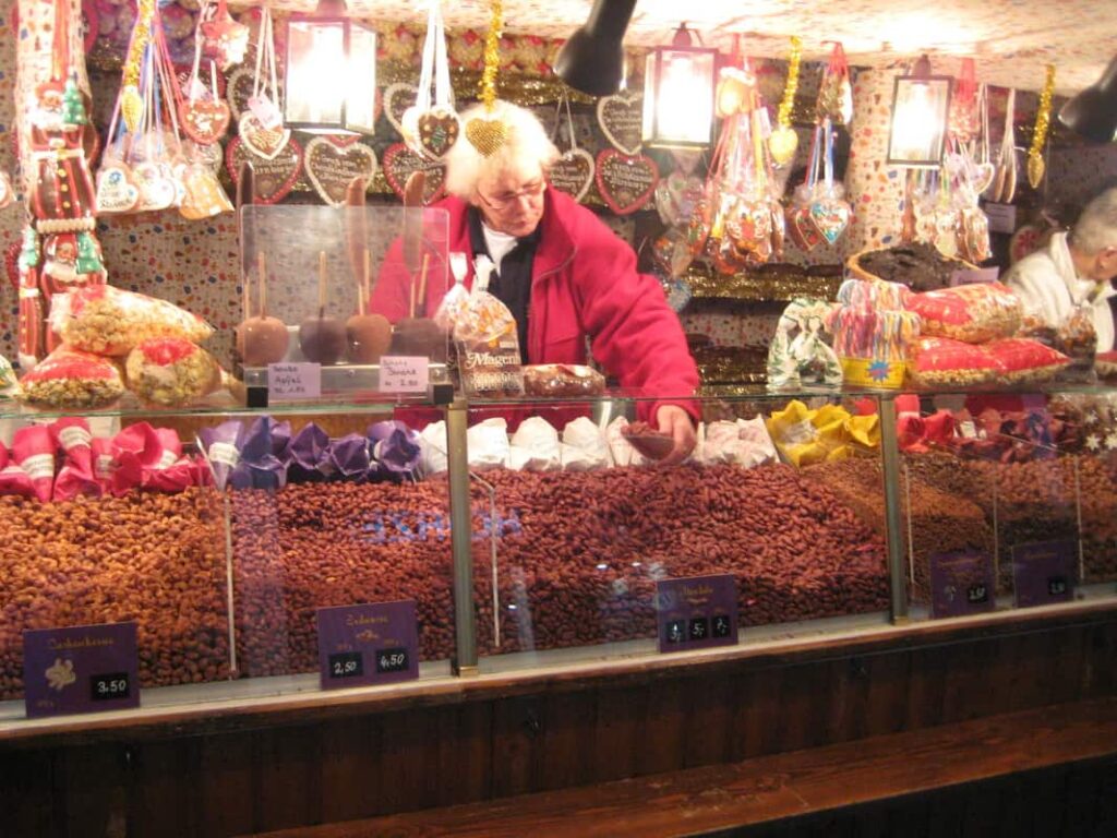 Nueces tostadas en el mercado navideño de Nuremberg