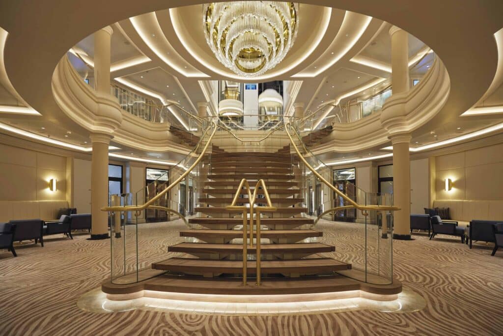 La resplandeciente escalera del atrio en Regent Seven Seas Splendor