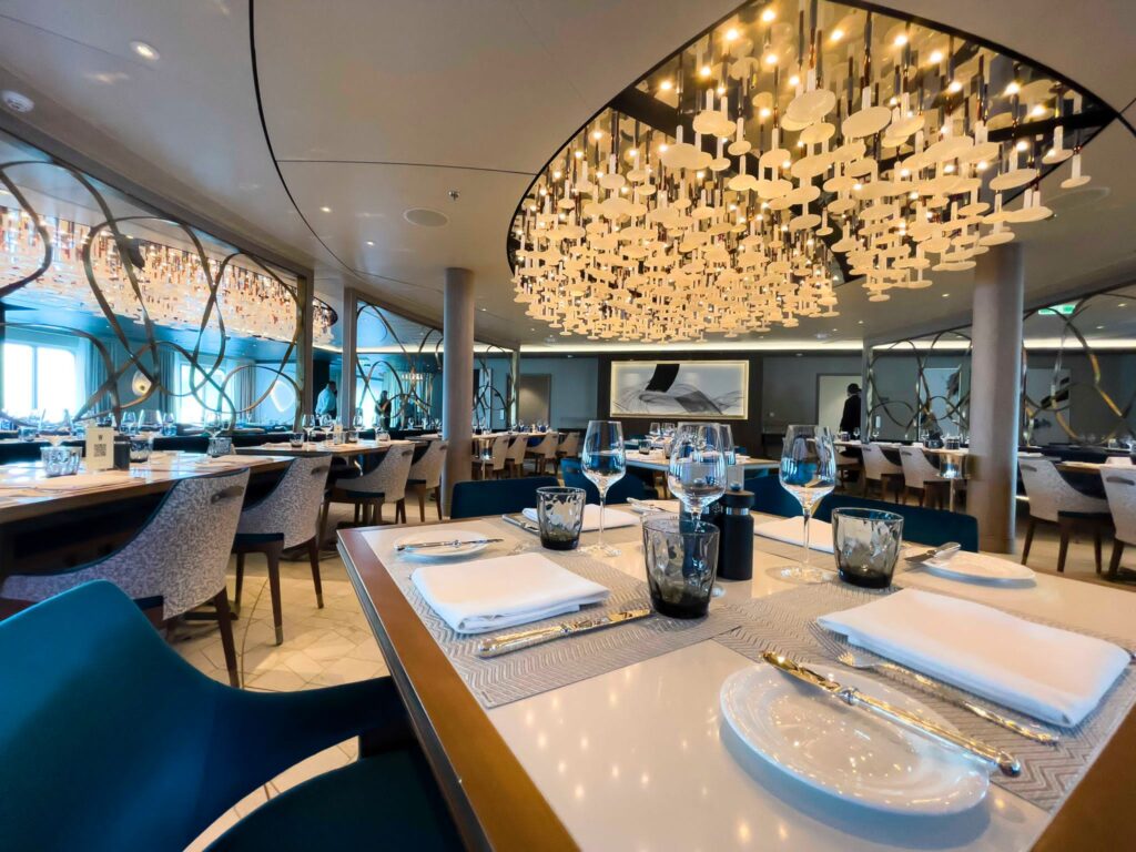 Crystal Endeavour Orilla del agua