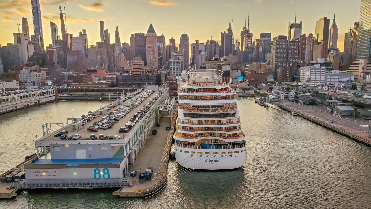 Skyline de Nueva York y cruceros en el puerto