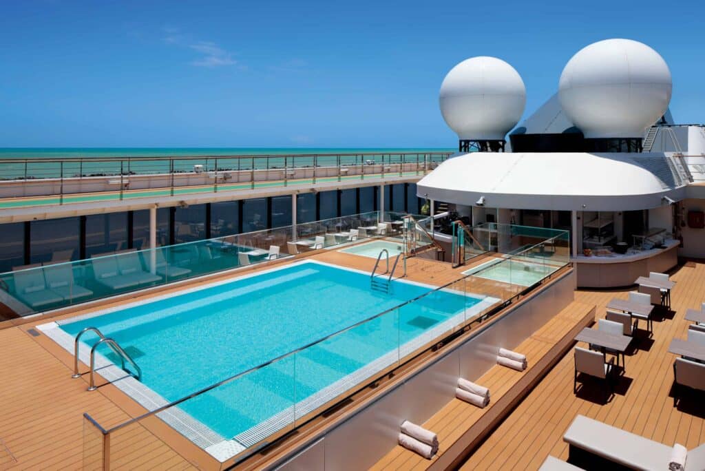 Cubierta de la piscina World Navigator