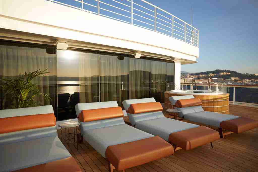 La suite Regent cuenta con un balcón de 1,300 pies cuadrados.