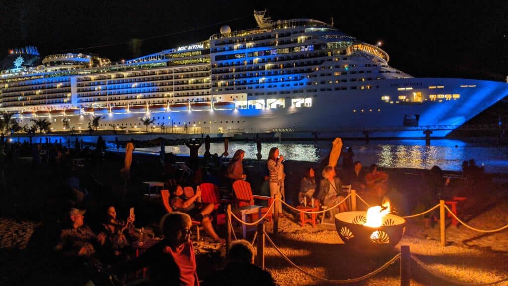 Los barcos de MSC se quedan hasta altas horas de la noche en Ocean Cay