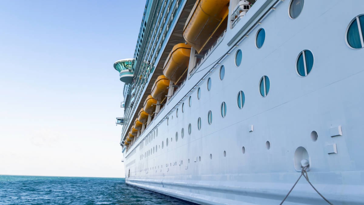 ¿De qué color es el lado de babor en un crucero?