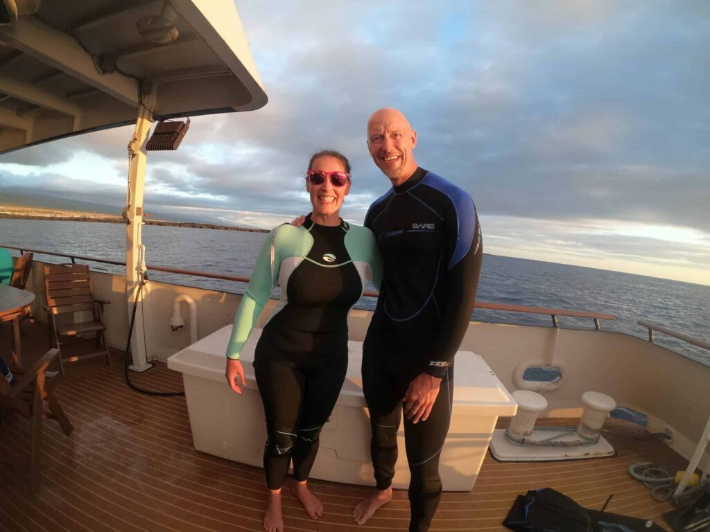 Estamos todos vestidos y listos para nuestra sesión nocturna de esnórquel.