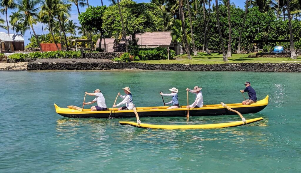 remando en una canoa de madera tradicional en Kona