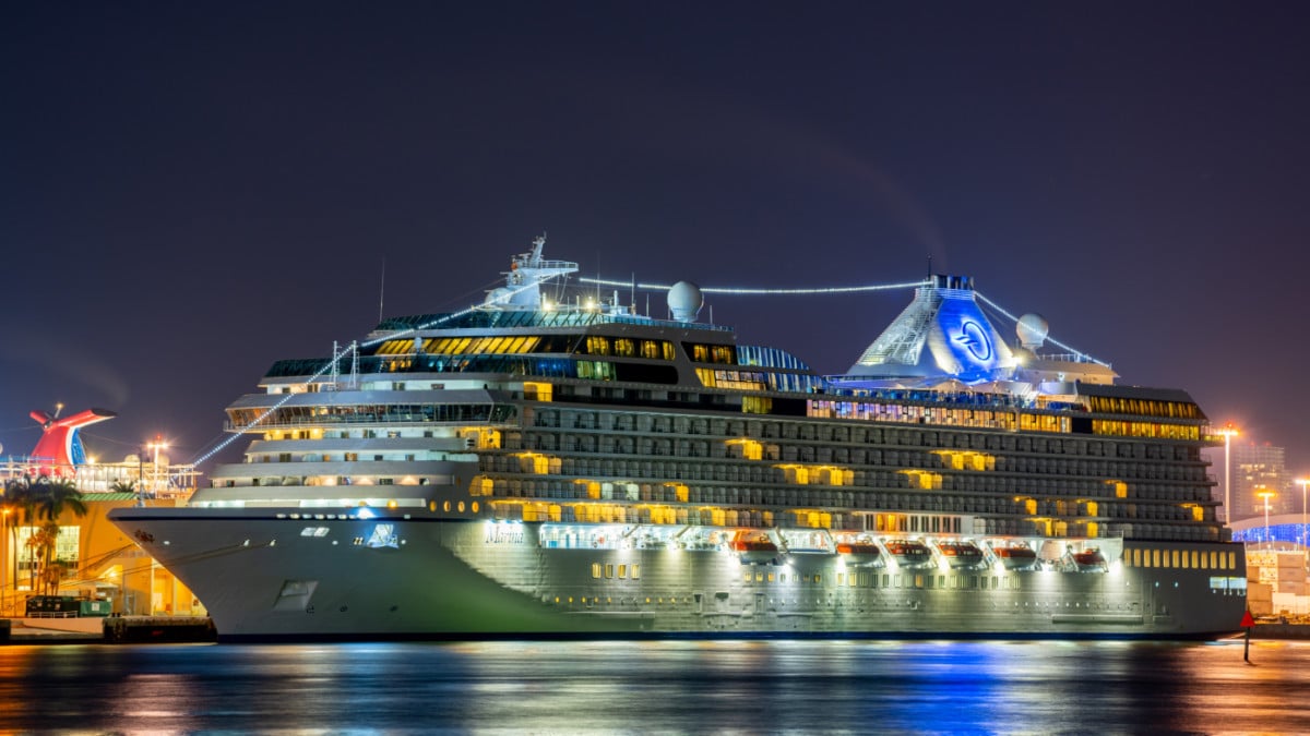 Línea de lujo que ofrece extensiones terrestres gratuitas en cruceros selectos