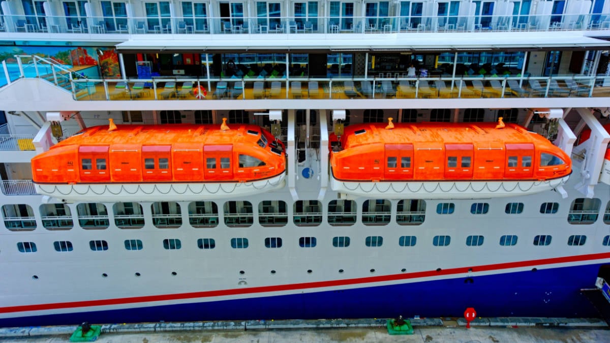Barco de la línea de cruceros Carnival