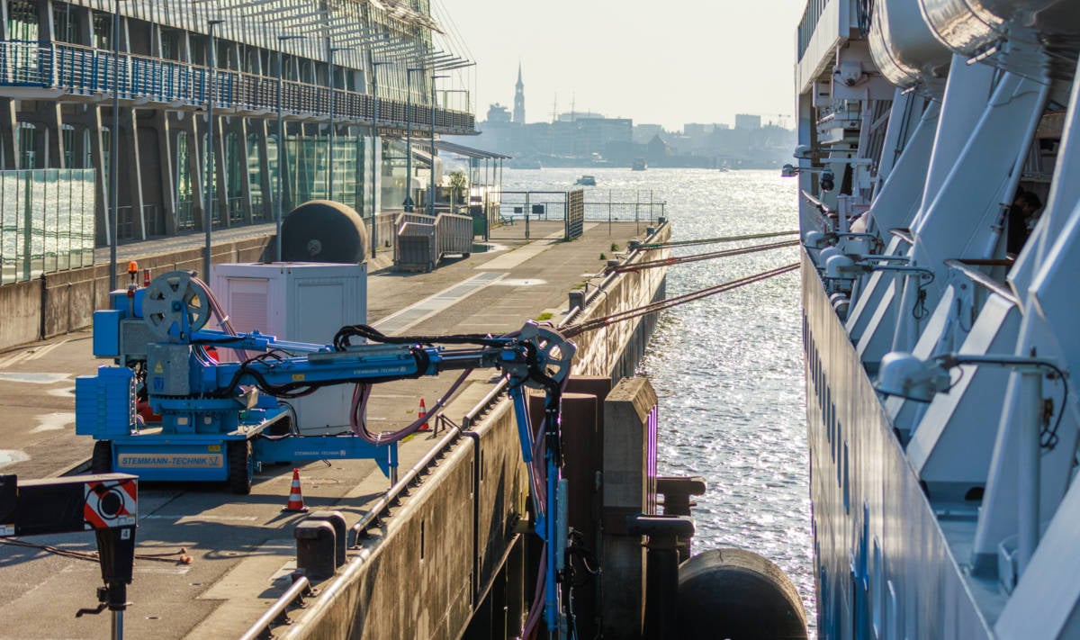 Línea de cruceros demuestra que los barcos más antiguos pueden utilizar la energía de la costa