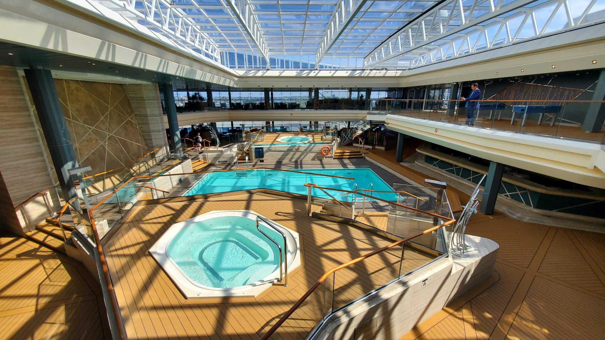 6 razones para tomar un crucero desde la ciudad de Nueva York en MSC Meraviglia Piscina cubierta con techo retráctil en MSC Meraviglia