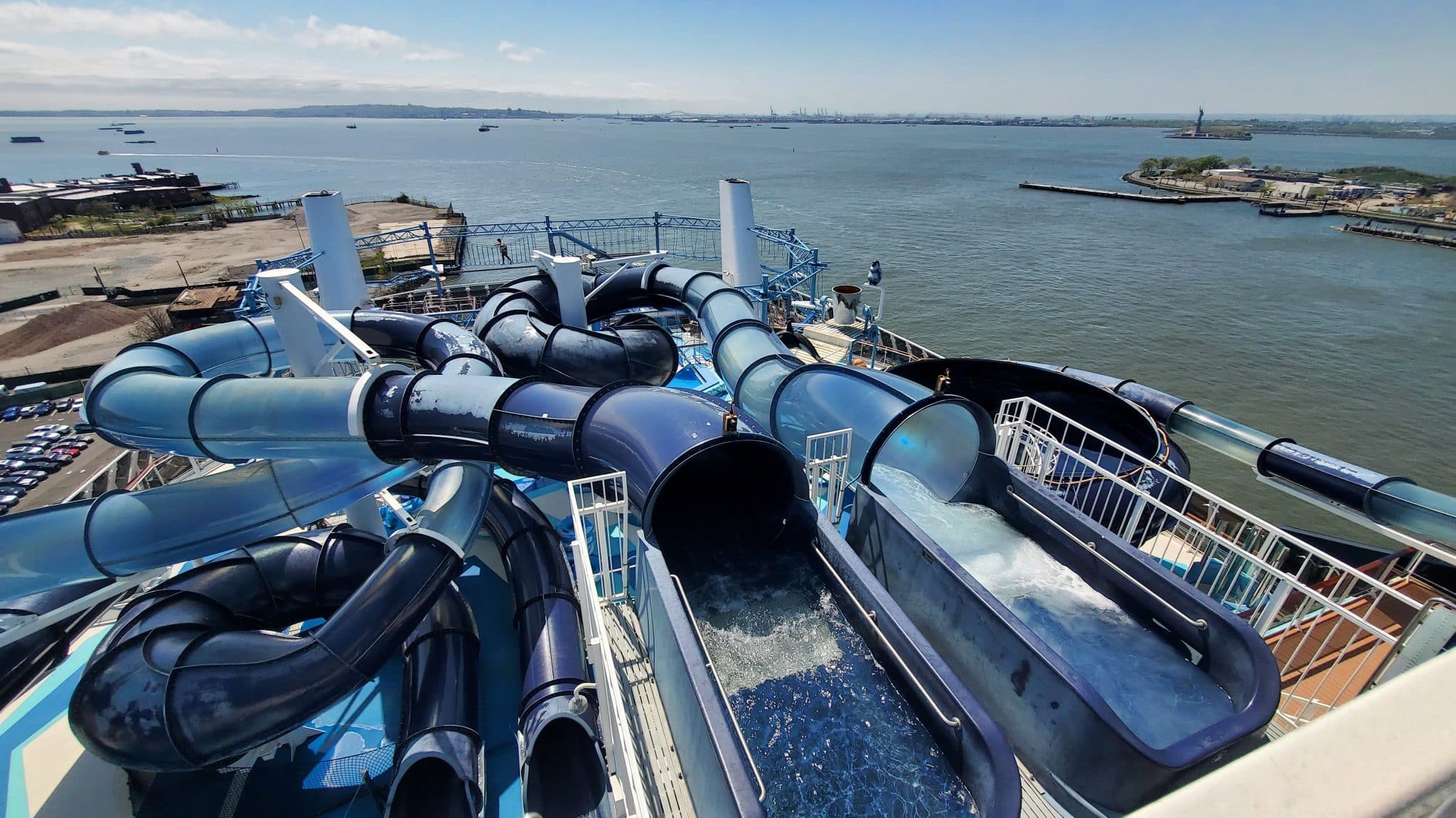 6 razones para tomar un crucero desde la ciudad de Nueva York en MSC Meraviglia Vista desde MSC Meraviglia que muestra el parque acuático y el circuito de cuerdas a continuación