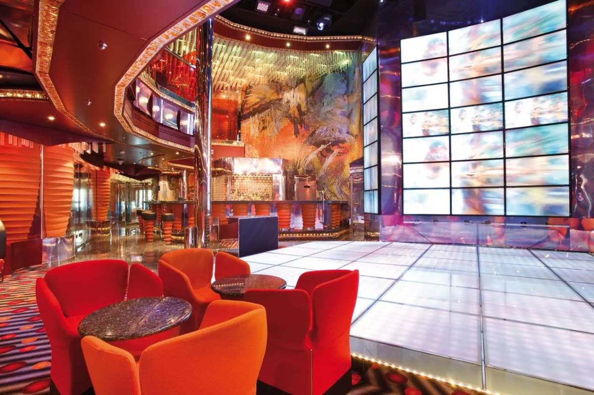 Bar y salón Carnival Luminosa