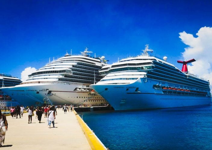 Carnival Cruise Ships en el puerto del Caribe