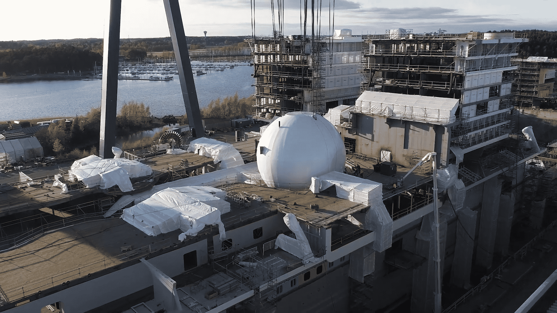 Actualización de la construcción de Icon Of The Seas: una esfera de actividad está en marcha