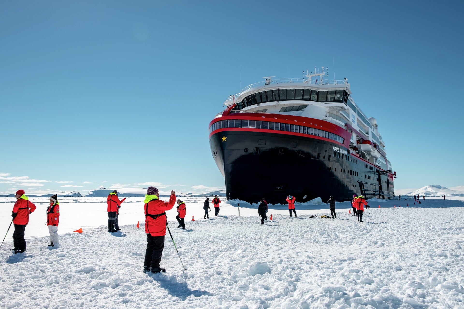 Hurtigruten Expeditions lanza épicos cruceros de expedición de polo a polo