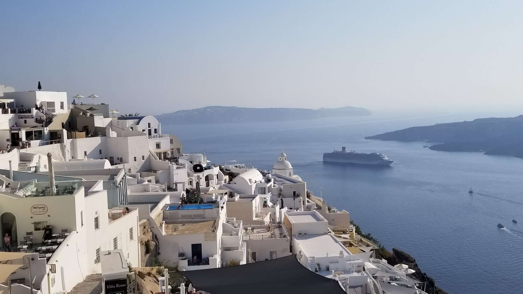 Crucero frente a la costa de la ciudad griega de Santorini